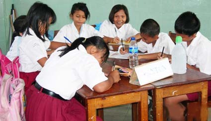 Puluhan siswa terpaksa belajar di luar ruangan, karena plafon ruang kelas yang biasa mereka gunakan ambruk.